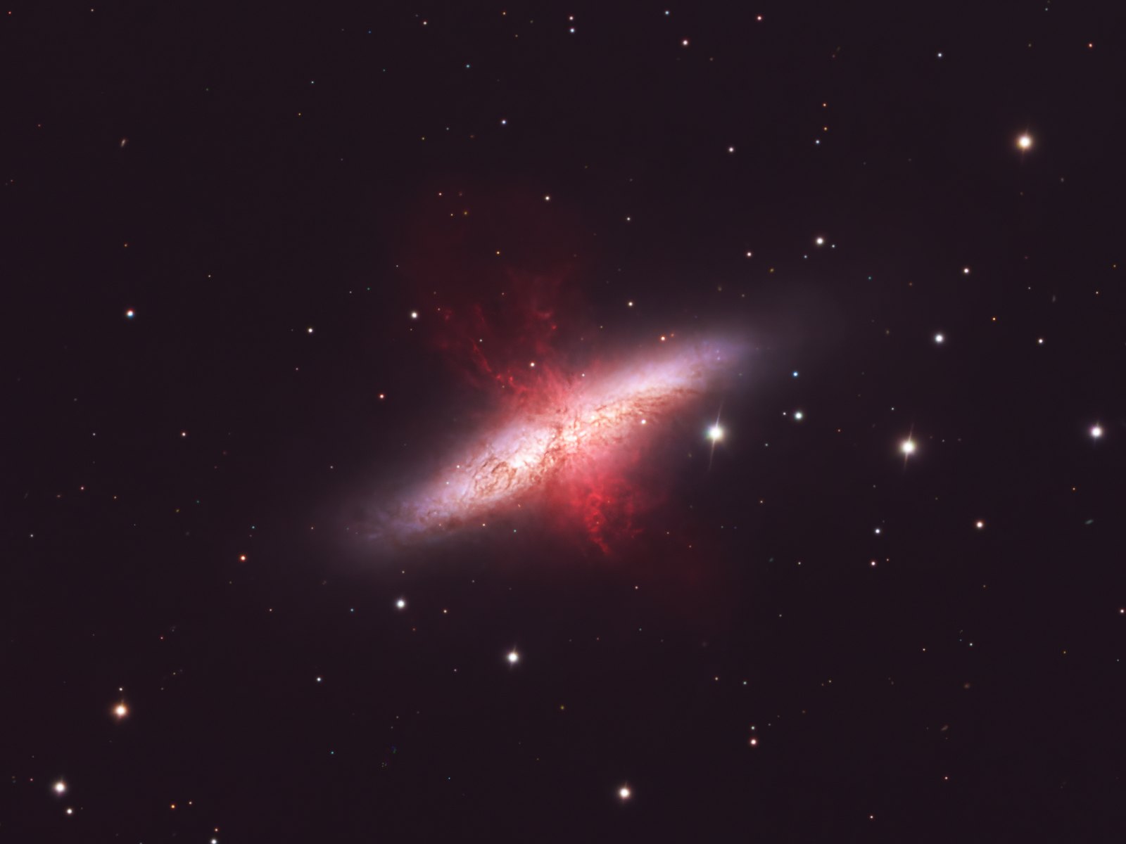 La galaxia M82 con sus filamentos rojos de hidrógeno